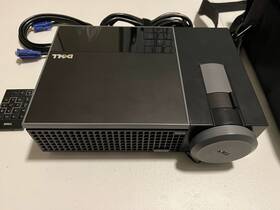 1409x Dell 884116026020 Dlp Projector 515hrs Lamp Power Cord Remote And Bag