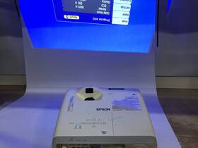 992965 Epson Powerlite 520 Below 4k Lamp Hours Everyday Essential