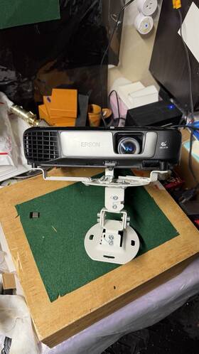 Fx7260 Epson Lcd Projector Tested Working With Ceiling Mount No Remote