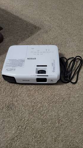 H552f Epson Projector With 27 Lamp Hours