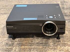 Pt-l200u Panasonic Pl-l200u Lcd Projector With Original Remote And Case - Great Condition