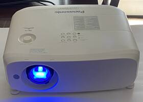 Pt-vz570 Panasonic Pt-570 Lcd Projector Hdmi With Power Cord No Remote Tested And Works