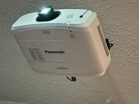 Pt-ew650 Panasonic Projector 5800 Lumens Hdmi 115 Inch Black Diamond Screen Bundle