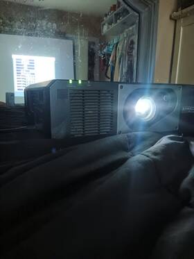 Pt-frz50 Panasonic Projector Dlp Laser With 120 Inch Tripod Projection Screen