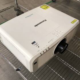 Pt-mz670l Panasonic Mz670 Lcd Projector 4 828 Hours