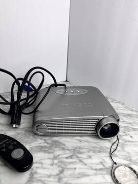 Tdp-p4 Toshiba Lcd Projector For Parts/repair Power Issue Complete With Remote